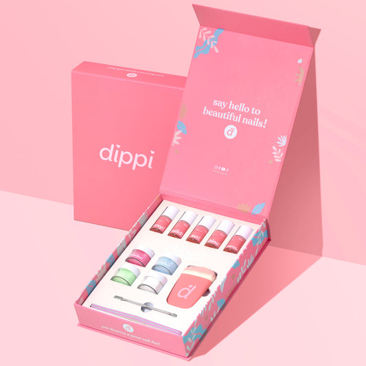 Salongsperfekt Kit för nageltrender 2024. Snabbt och enkelt att applicera, hållbart upp till 5 veckor utan att flisa. Perfekt nagelkit hemma med naturliga botaniska ingredienser