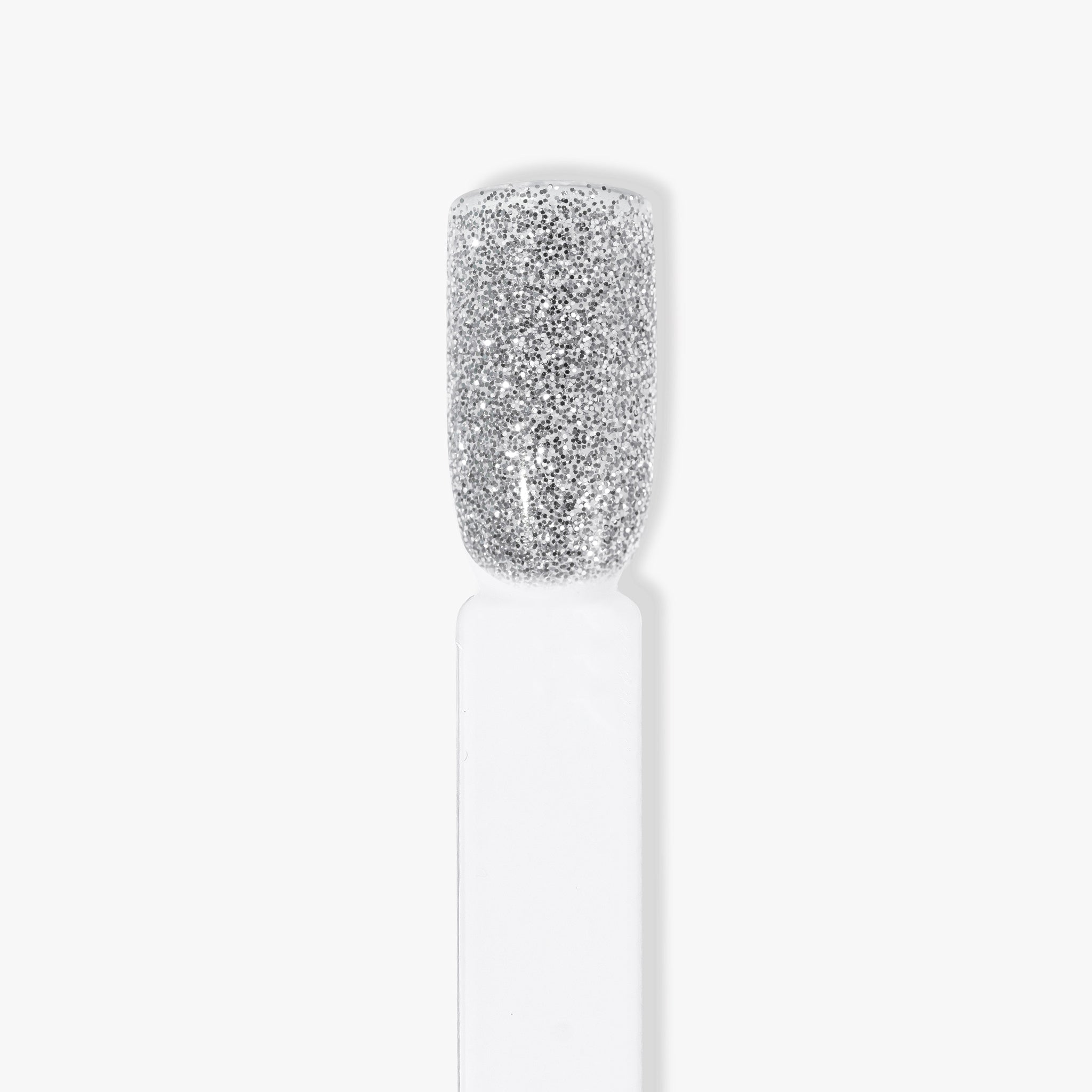 Närbild av superfina silverglitter nageldipppulver och gellack för naglar hemma och nageltrender 2024. Idealisk för hållbara naglar med nagelkit och gellack, perfekt för nagelkonst och accenter