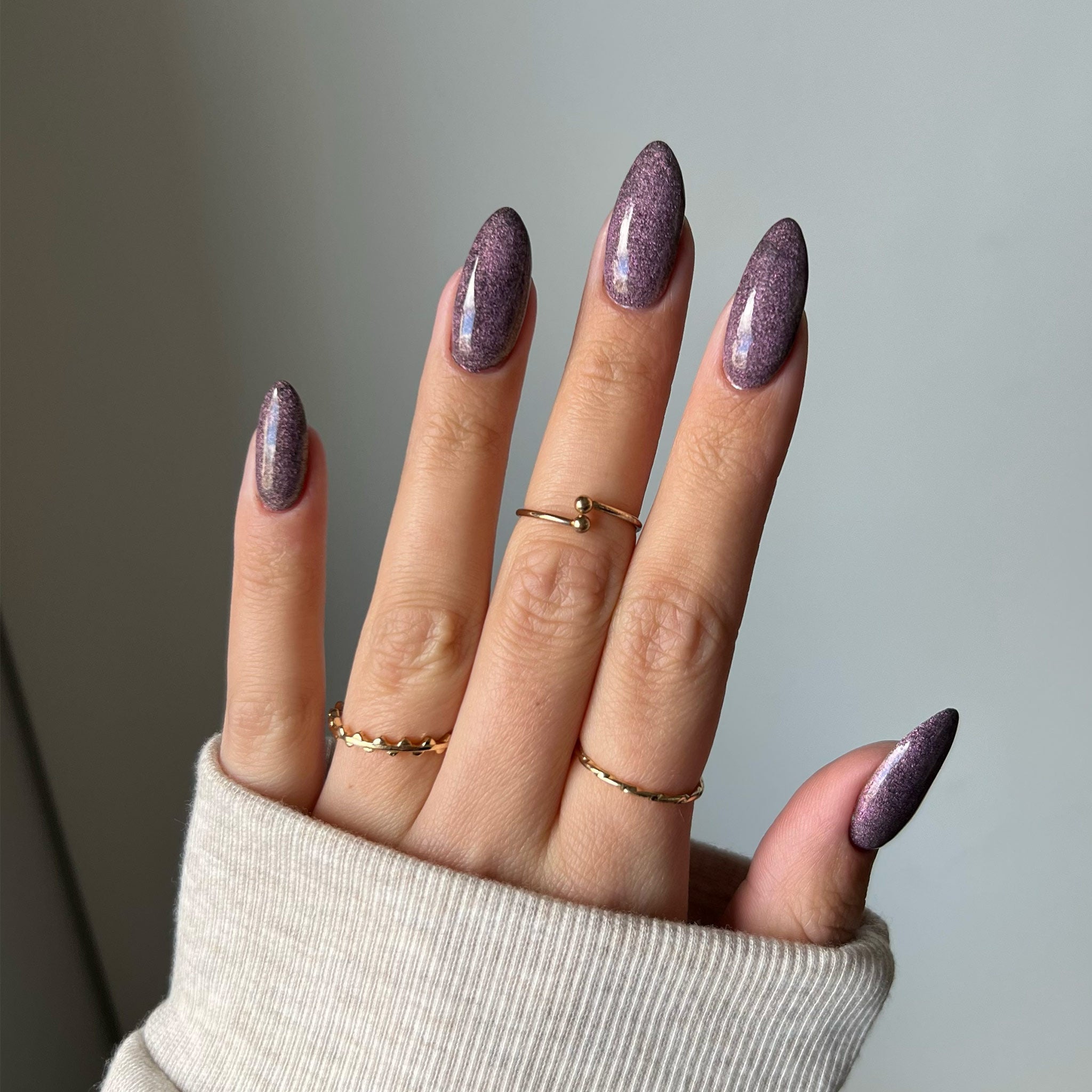 Naglar med mörklila Amethyst glitter, en färgklick för att skapa inspirerande naglar hemma och följande nageltrender 2024.