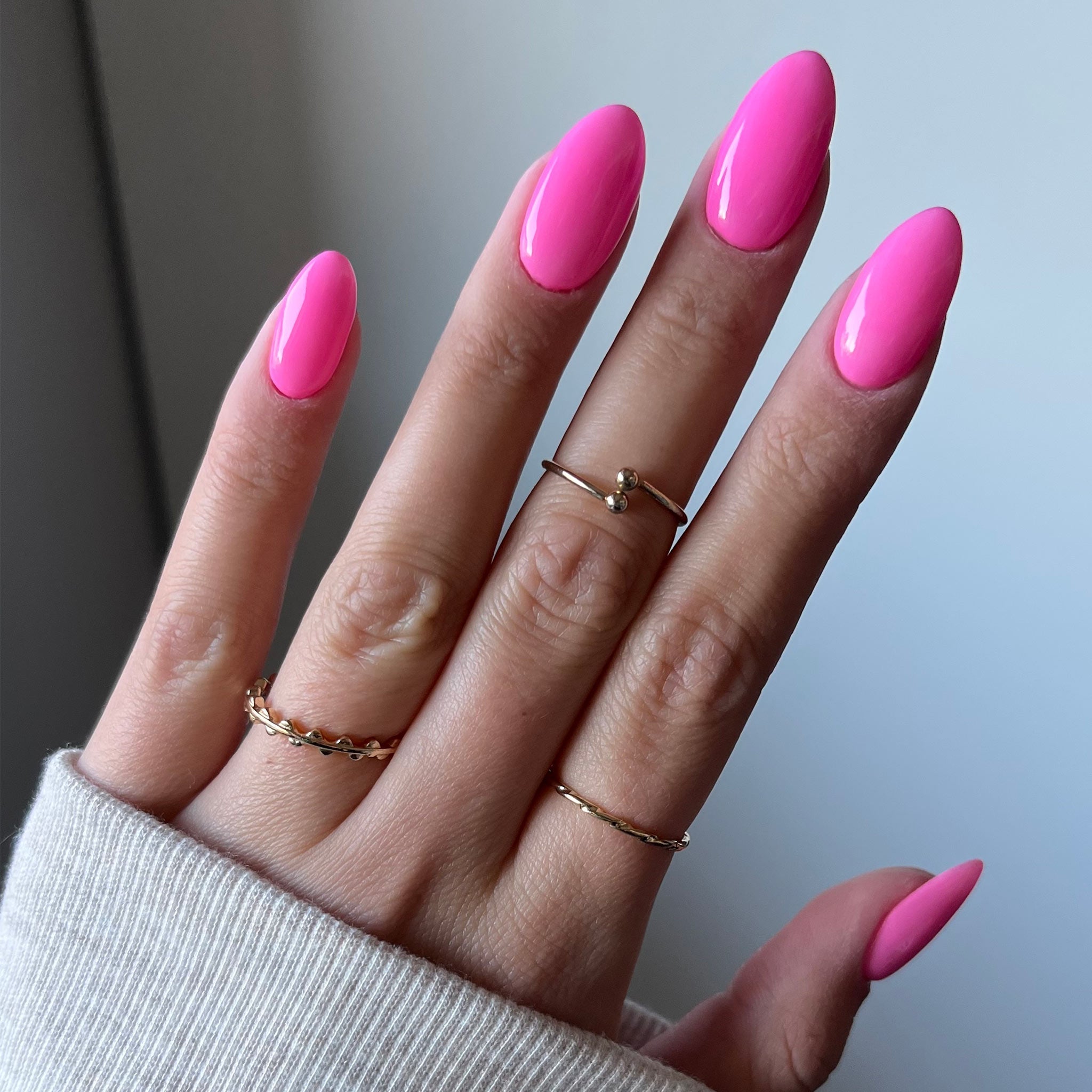 Naglar med Cotton Candy färgstarkt rosa nagellack, perfekt för nageltrender 2024 och hållbara naglar hemma. Använd vårt nagelkit och nagelprodukter för en djärv färgklick