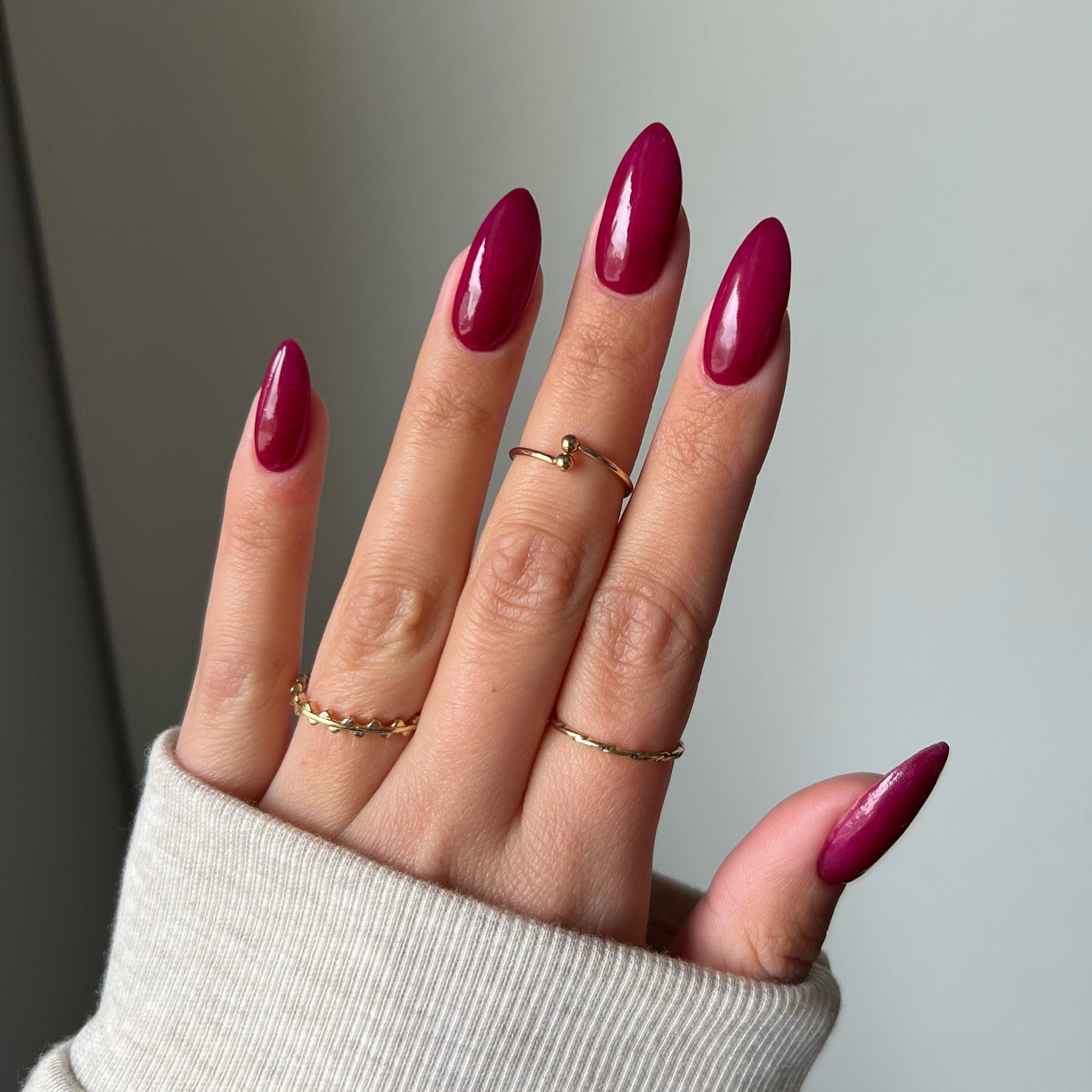 Naglar med pinot röd vin-nyans nagellack, perfekt för nageltrender 2024 och hållbara naglar hemma. Använd vårt nagelkit och nagelprodukter för en sofistikerad manikyr