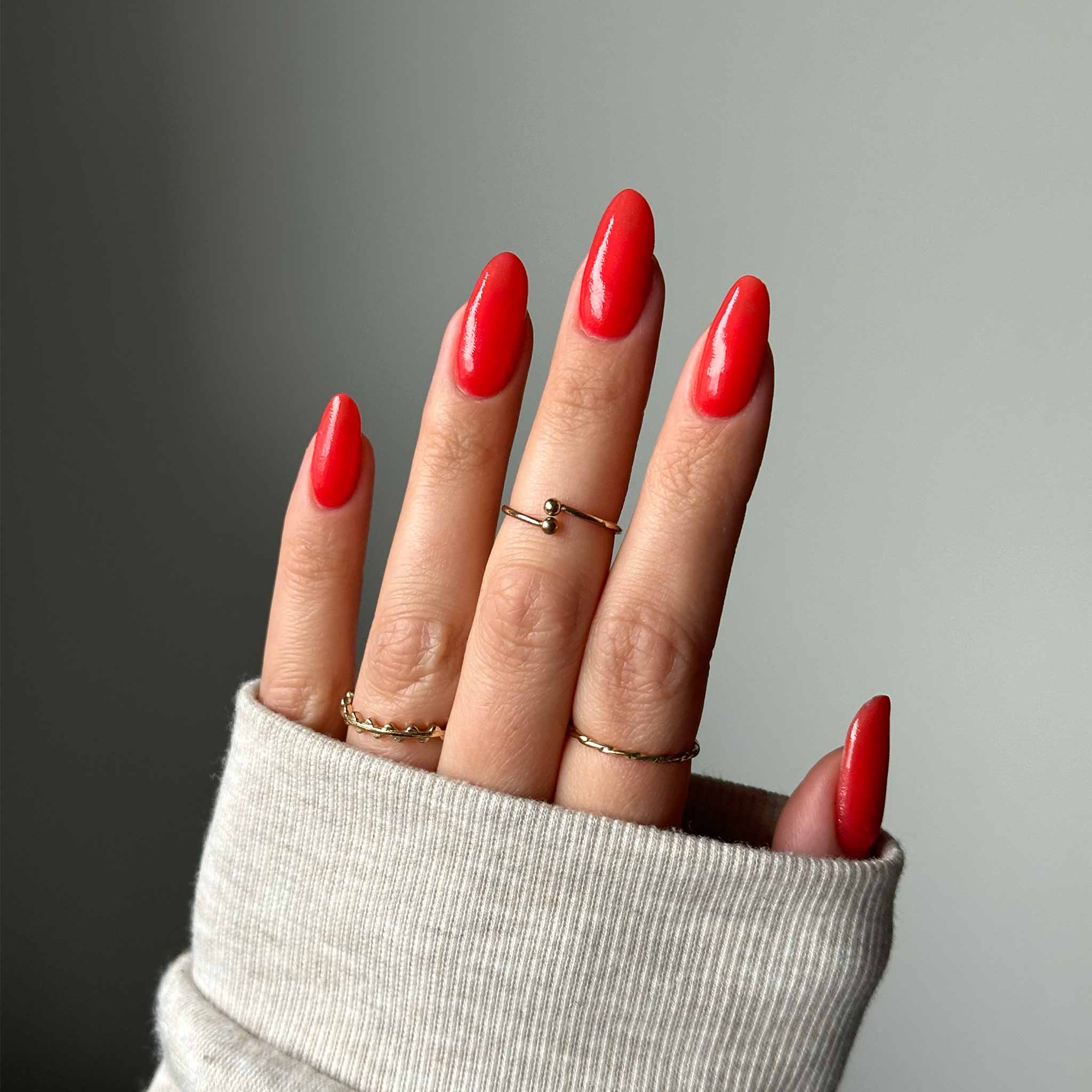 Närbild av Drip Drop rött nagellack för naglar hemma och nageltrender 2024. Idealisk för hållbara naglar med nagelkit och gellack, skapar en fantastisk look från alla vinklar