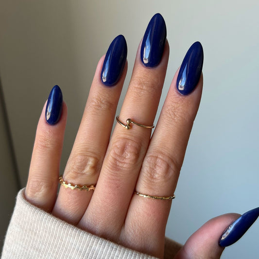 Naglar med Dusk marinblått nagellack, perfekt för nageltrender 2024 och hållbara naglar hemma. Använd vårt nagelkit och nagelprodukter för en djärv och elegant manikyr