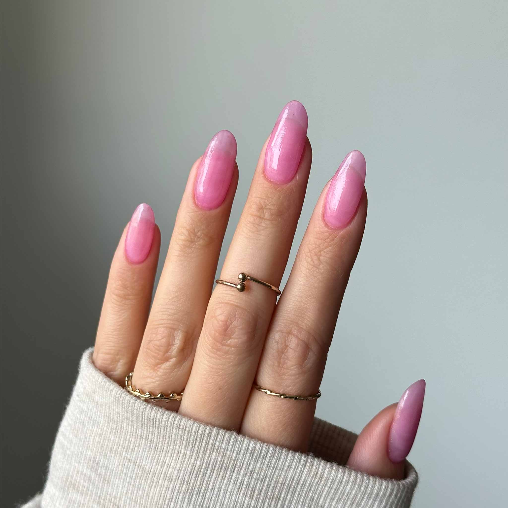 Närbild av Glisten Up genomskinligt rosa nagellack för naglar hemma och nageltrender 2024. Idealisk för hållbara naglar med nagelkit och gellack, maximal glamour