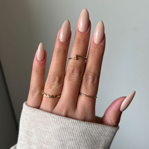 Naglar med Good Morning karamelltonat nagellack, perfekt för nageltrender 2024 och hållbara naglar hemma. Använd vårt nagelkit och nagelprodukter för en raffinerad look