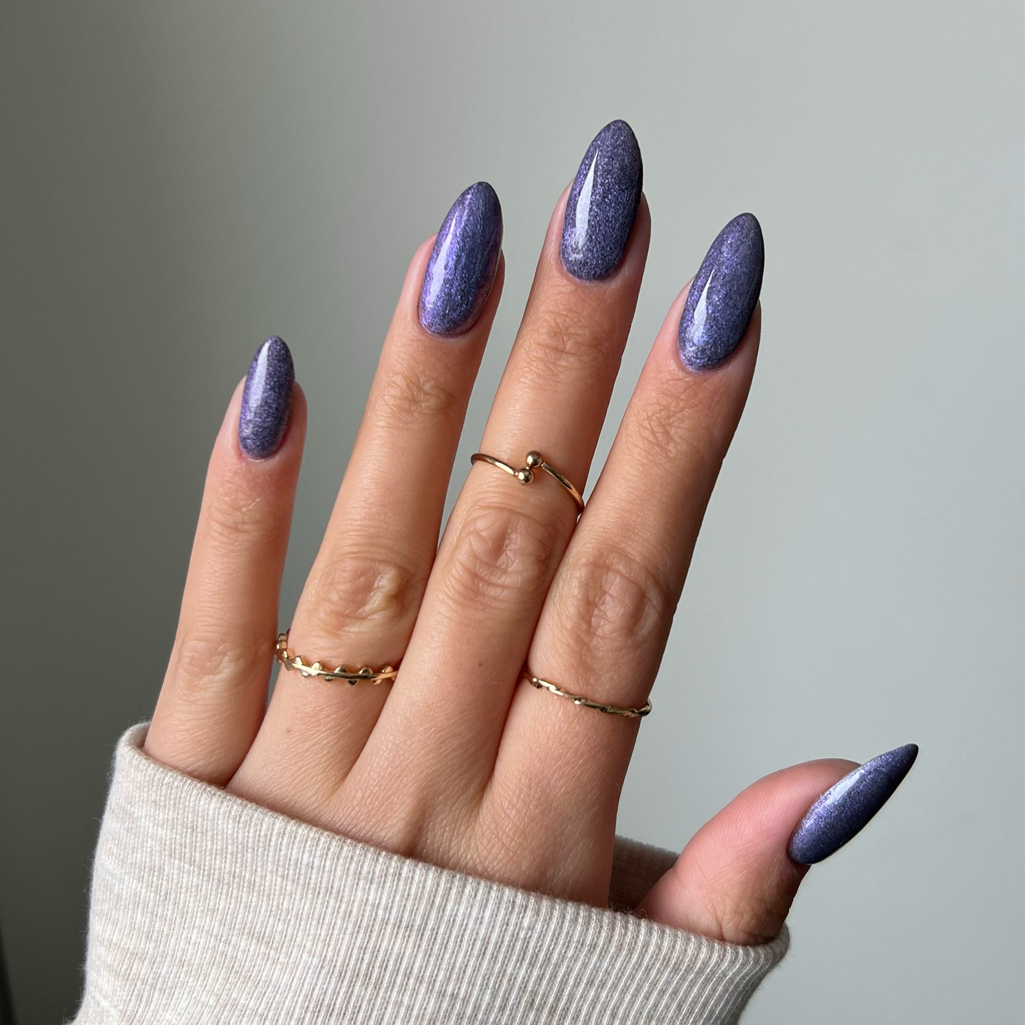 Naglar med Headliner djup marinblått glitter nagellack, perfekt för nageltrender 2024 och hållbara naglar hemma. Använd vårt nagelkit och nagelprodukter för en glamorös manikyr som stjäl strålkastaren.