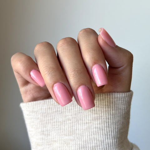 Naglar med babyrosa nagellack, perfekt för nageltrender 2024 och hållbara naglar hemma. Använd vårt nagelkit och nagelprodukter för en söt och elegant manikyr