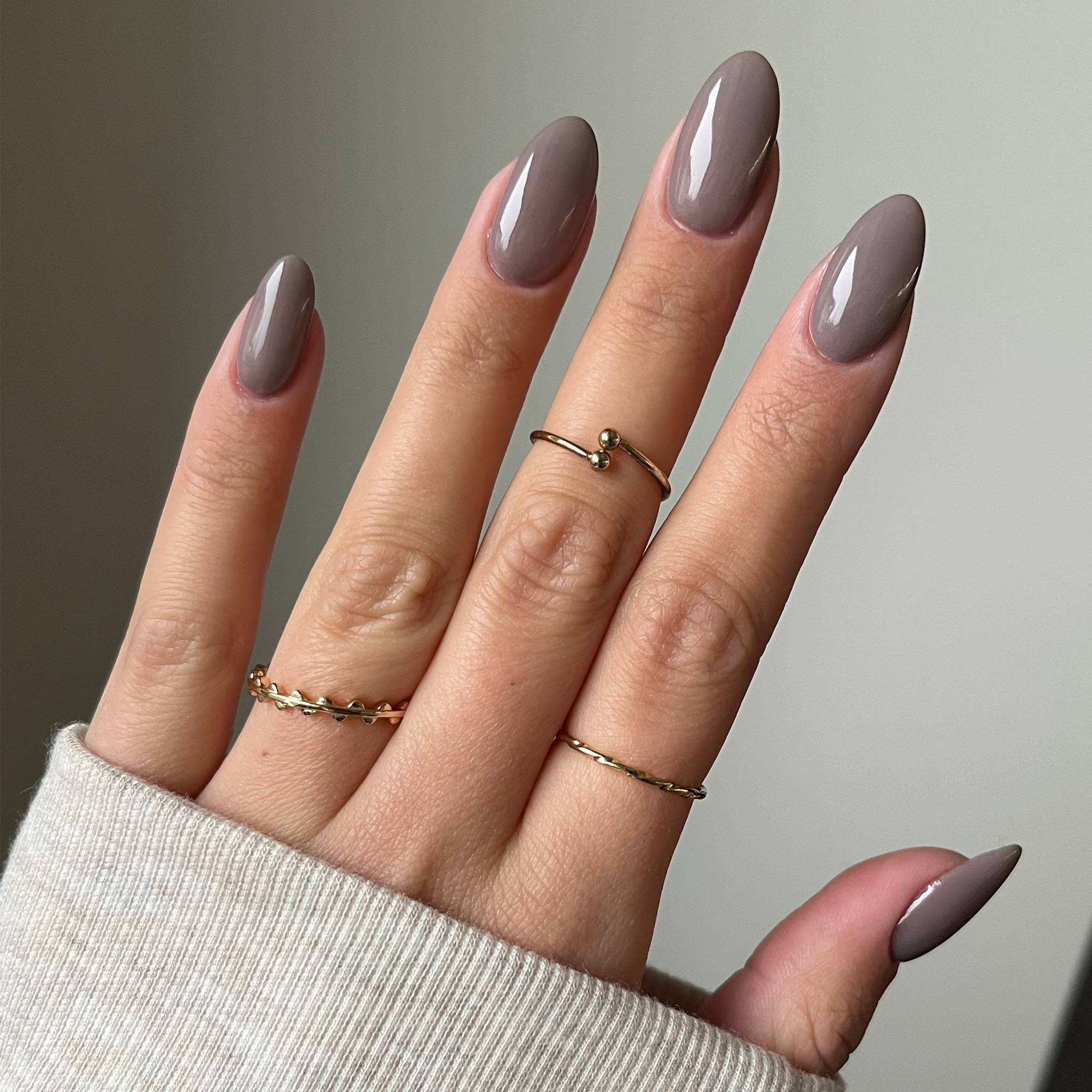 Naglar med minimalistisk djup grå nagellack, perfekt för nageltrender 2024 och hållbara naglar hemma. Använd vårt nagelkit och nagelprodukter för en elegant och mångsidig manikyr