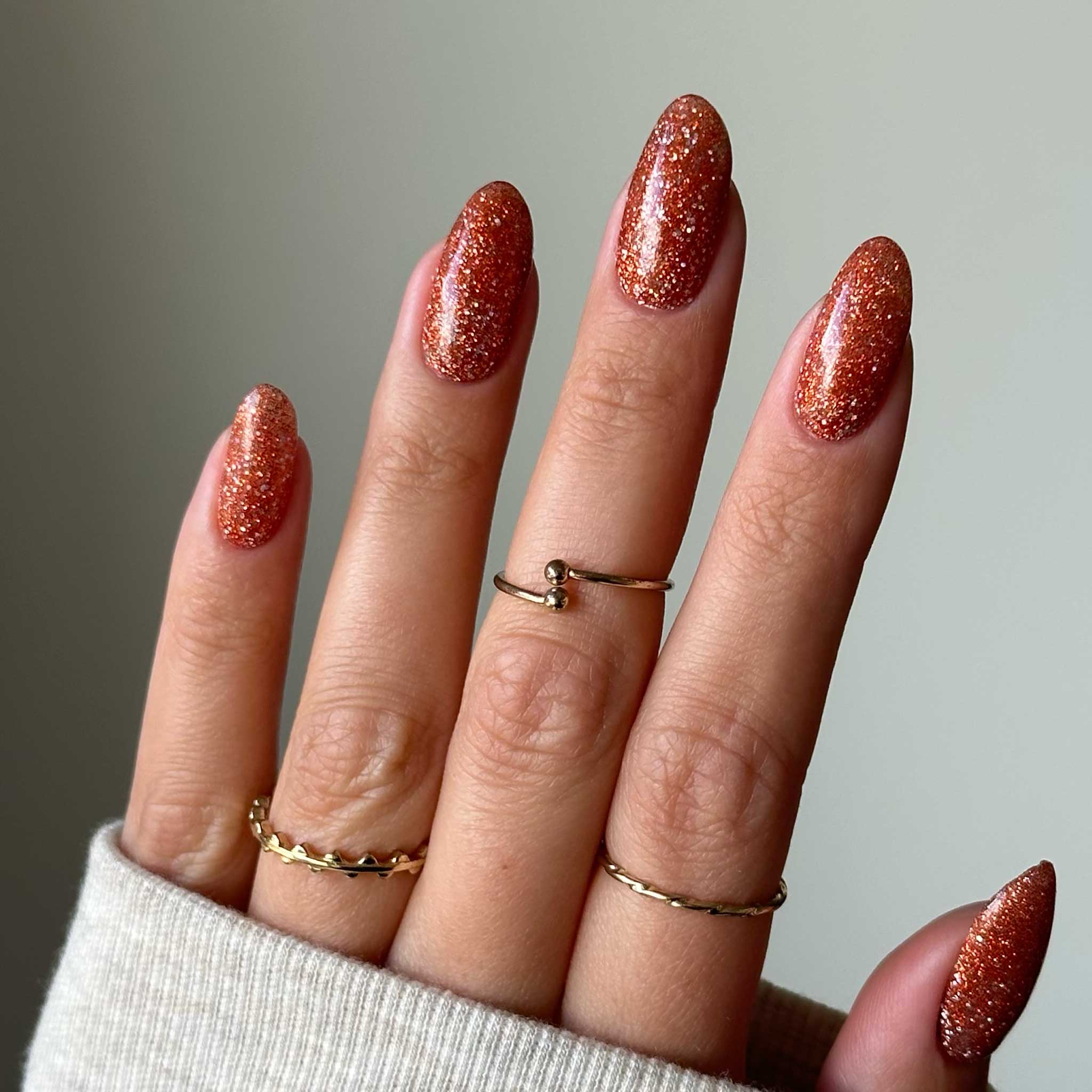 Naglar med Jack Glow bränd orange glitter nagellack med holografiska explosioner, perfekt för nageltrender 2024 och hållbara naglar hemma. Använd vårt nagelkit och nagelprodukter för att skapa en iögonfallande manikyr