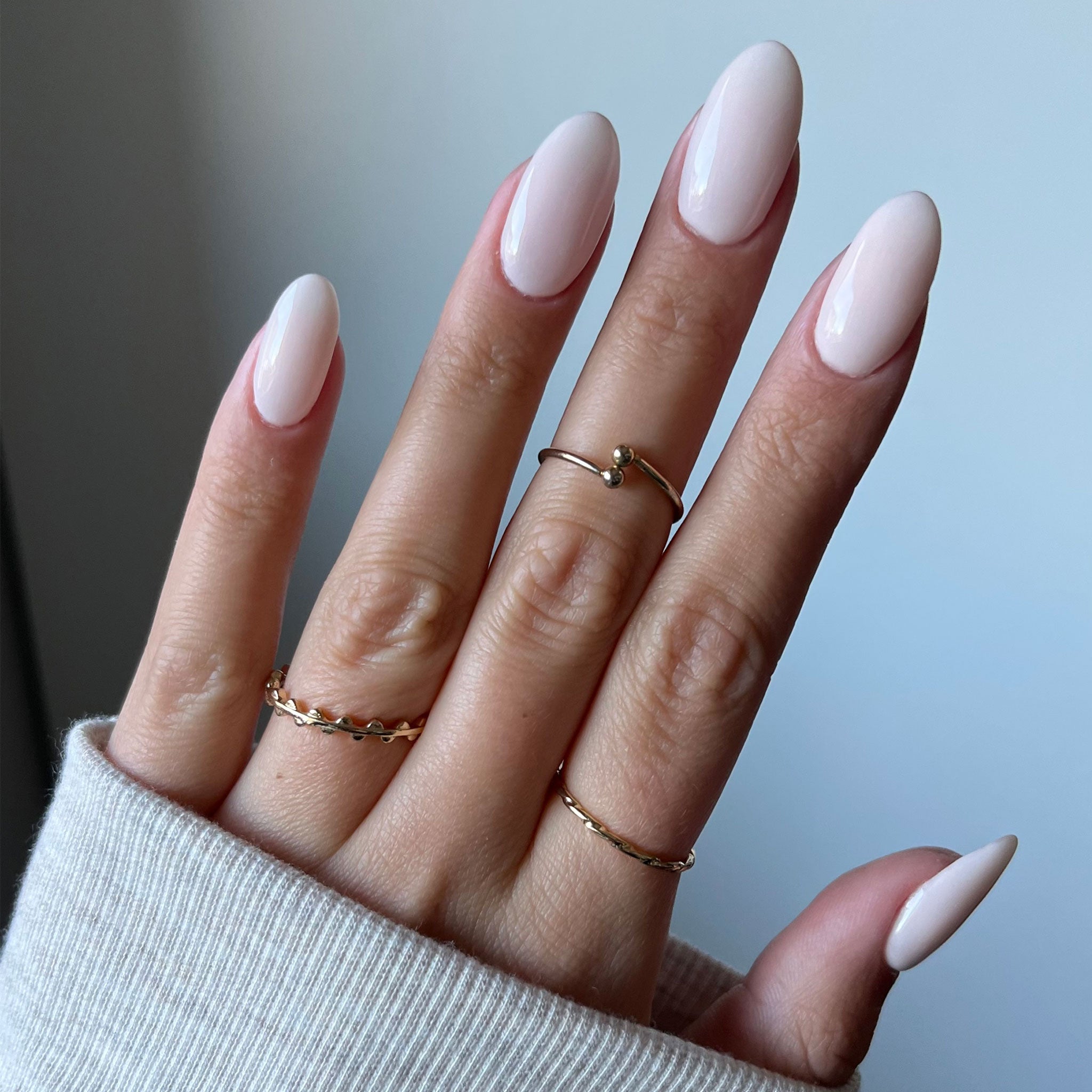 Naglar med vitt och nude nagellack, perfekt för nageltrender 2024 och hållbara naglar hemma. Använd vårt nagelkit och nagelprodukter för en elegant vardagslook