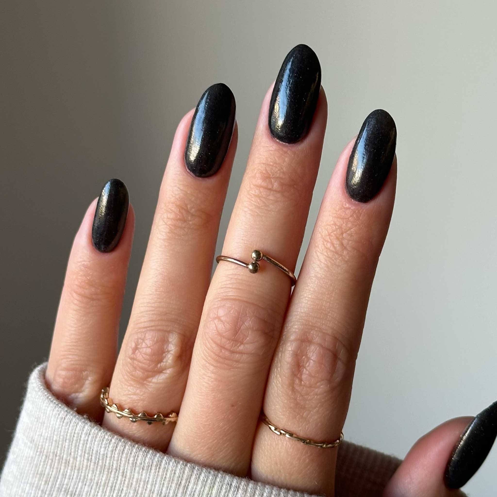 Naglar med Midnight mörkblått glitter nagellack med silverfläckar, perfekt för nageltrender 2024 och hållbara naglar hemma. Använd vårt nagelkit och nagelprodukter för en glittrande manikyr som en stjärnklar natthimmel