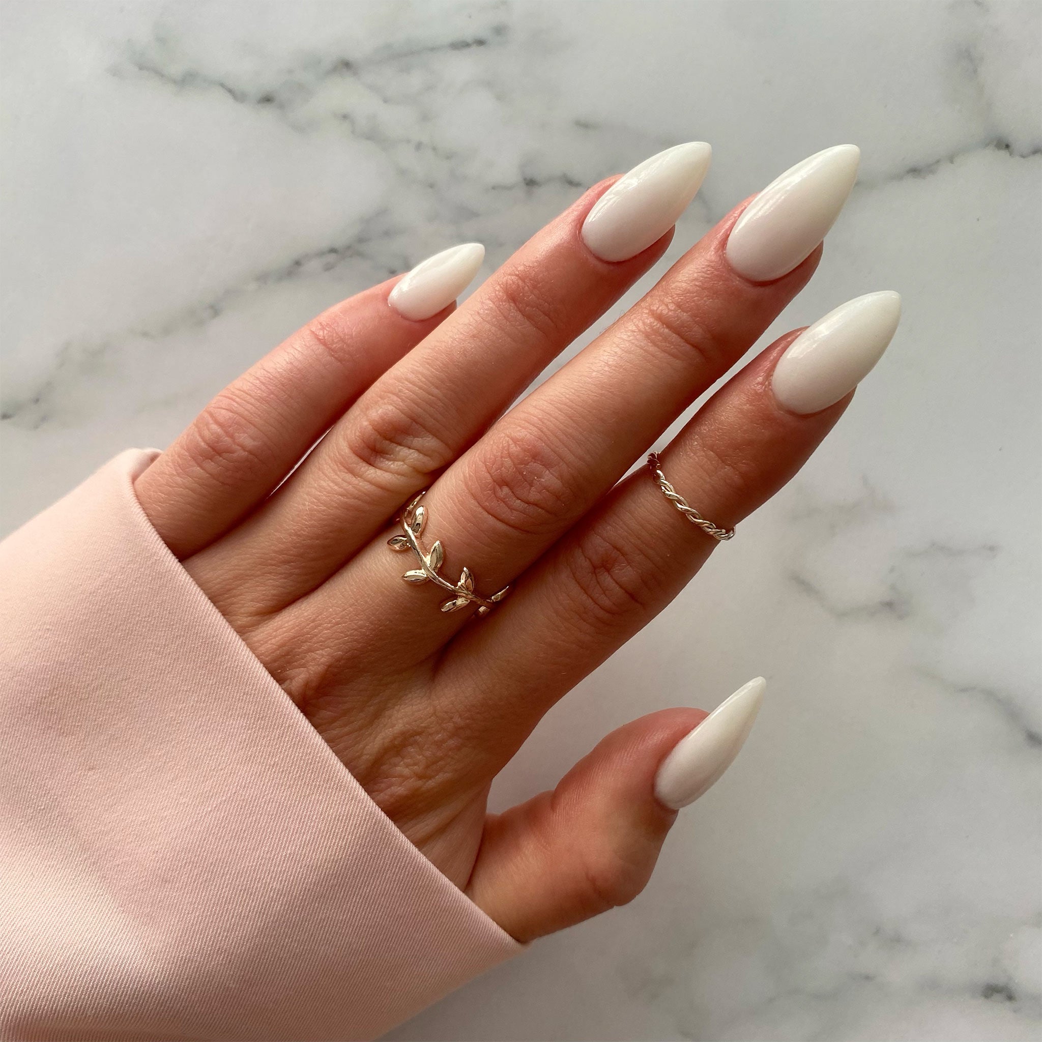Naglar med Ljusårs krämigt vitt nagellack, perfekt för nageltrender 2024 och hållbara naglar hemma. Använd vårt nagelkit och nagelprodukter för en elegant och klassisk look
