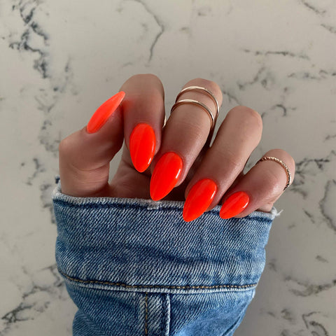 Naglar med Over It neon orange nagellack, perfekt för nageltrender 2024 och hållbara naglar hemma. Använd vårt nagelkit och nagelprodukter för en livlig manikyr för din nästa semester