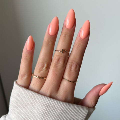 Naglar med persikorange pastell nagellack, perfekt för nageltrender 2024 och hållbara naglar hemma. Använd vårt nagelkit och nagelprodukter för en beundransvärd maniky