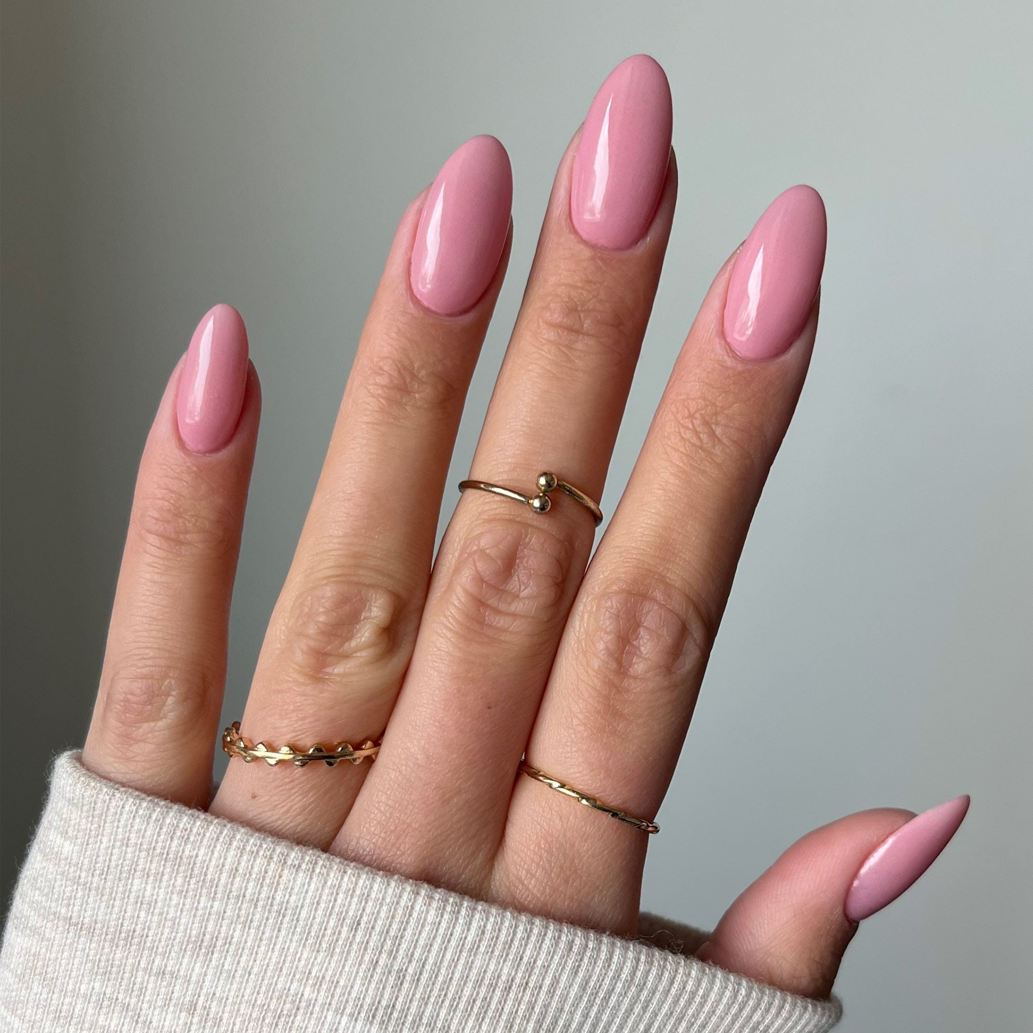 Naglar med krämig rosa och lila blandning nagellack, perfekt för nageltrender 2024 och hållbara naglar hemma. Använd vårt nagelkit och nagelprodukter för en elegant och mångsidig manikyr