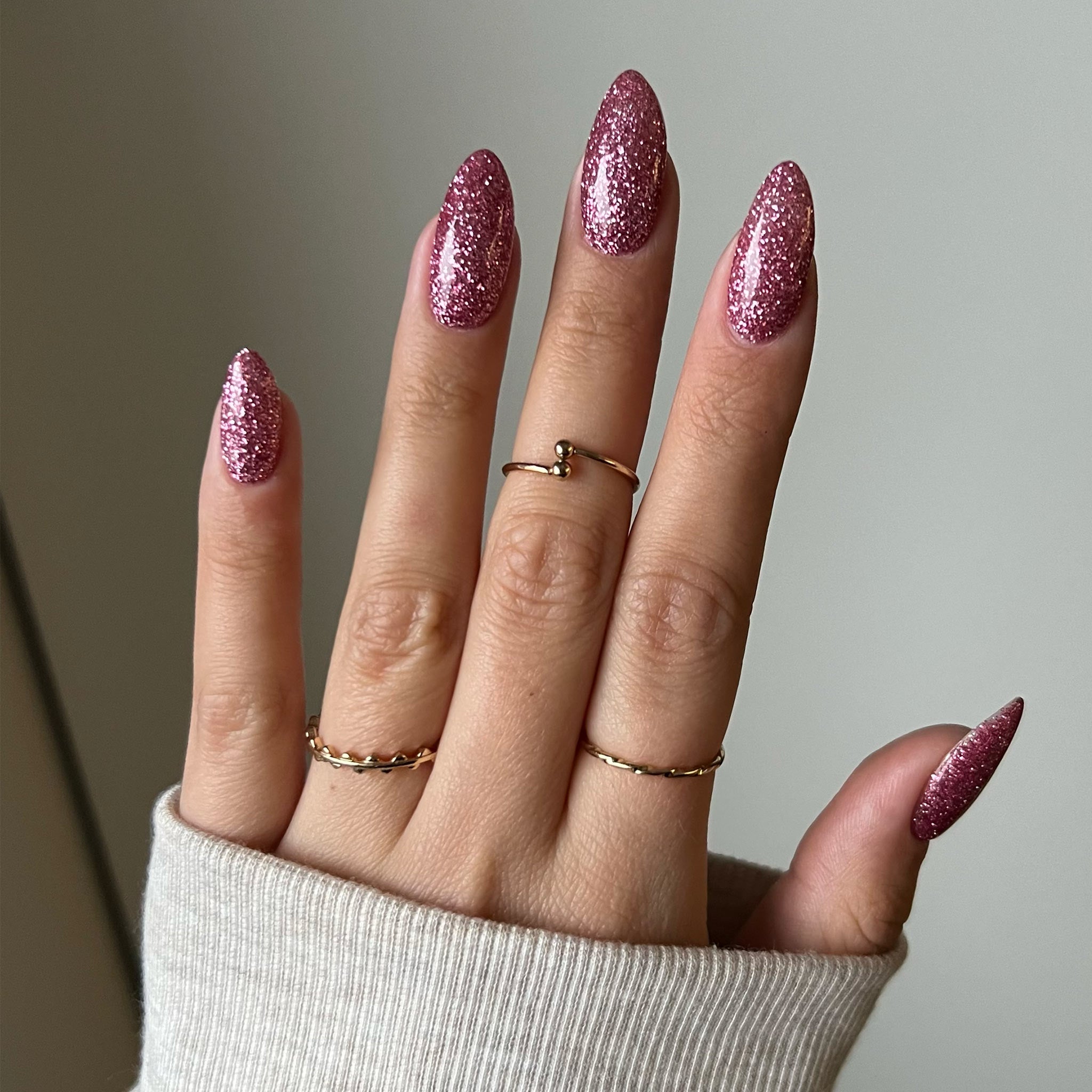 Naglar med Ride Or Diamonds skimrande magenta nagellack, perfekt för nageltrender 2024 och hållbara naglar hemma. Använd vårt nagelkit och nagelprodukter för en stjärnlik manikyr