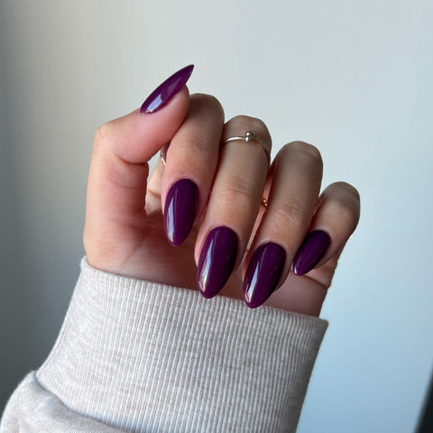 Naglar med gammal mauvefärgad nagellack, perfekt för nageltrender 2024 och hållbara naglar hemma. Använd vårt nagelkit och nagelprodukter för en elegant look på speciella tillfällen