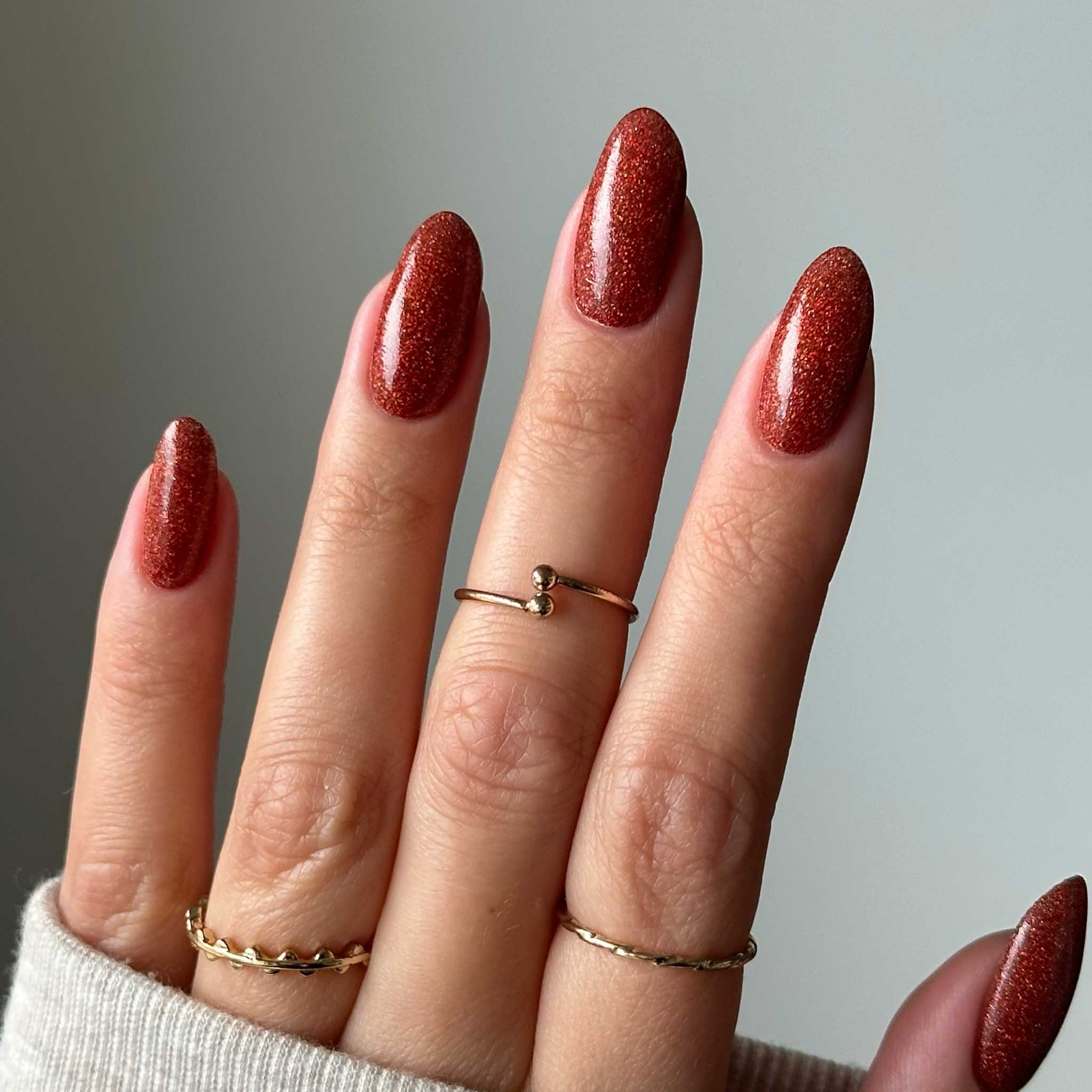 Naglar med vinrött nagellack med glittriga specifikationer och holografiska flingor, perfekt för nageltrender 2024 och hållbara naglar hemma. Använd vårt nagelkit och nagelprodukter för en bländande manikyr