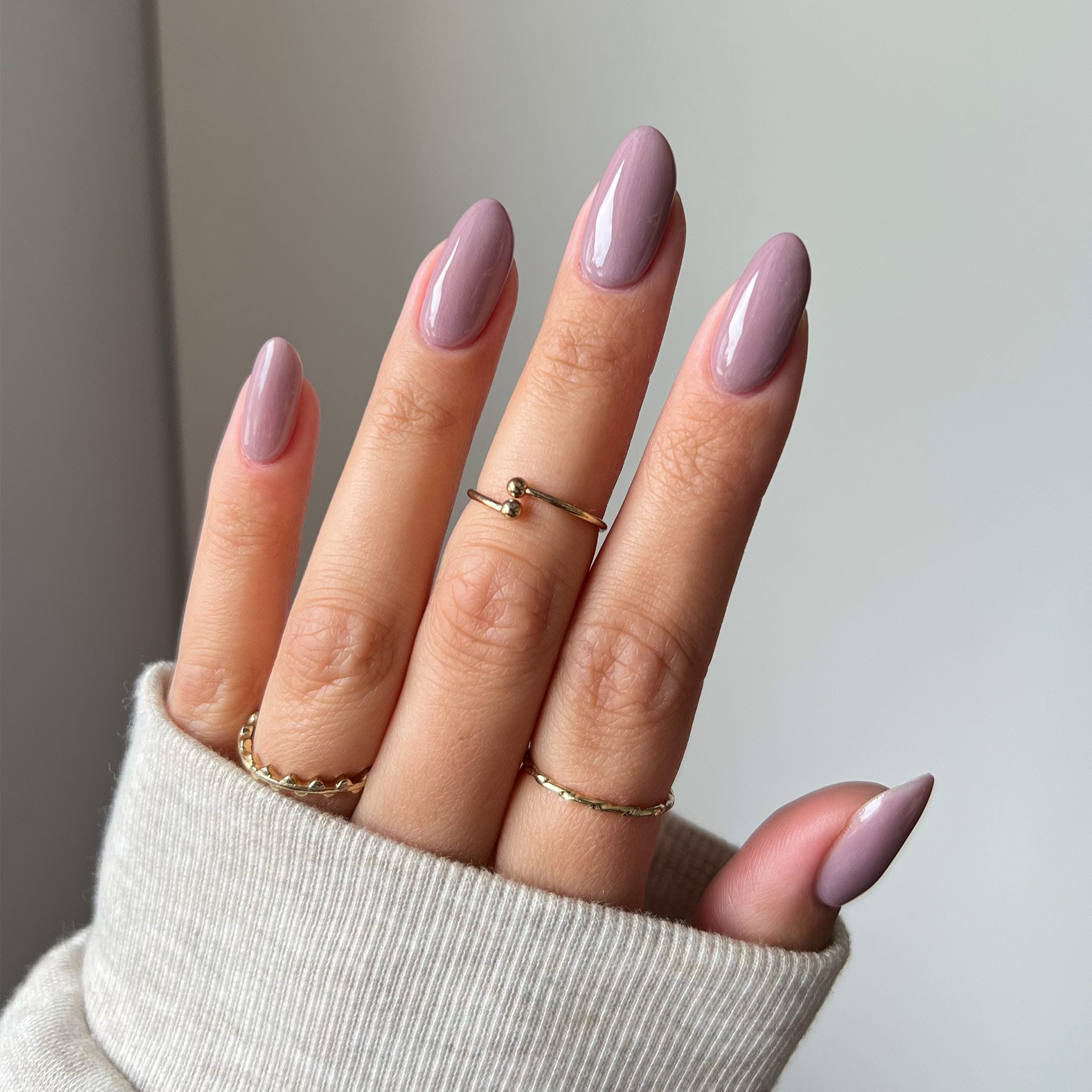 Naglar med Sincere nagellack i en blandning av mauve och grått, perfekt för nageltrender 2024 och hållbara naglar hemma. Använd vårt nagelkit och nagelprodukter för en elegant och mångsidig manikyr