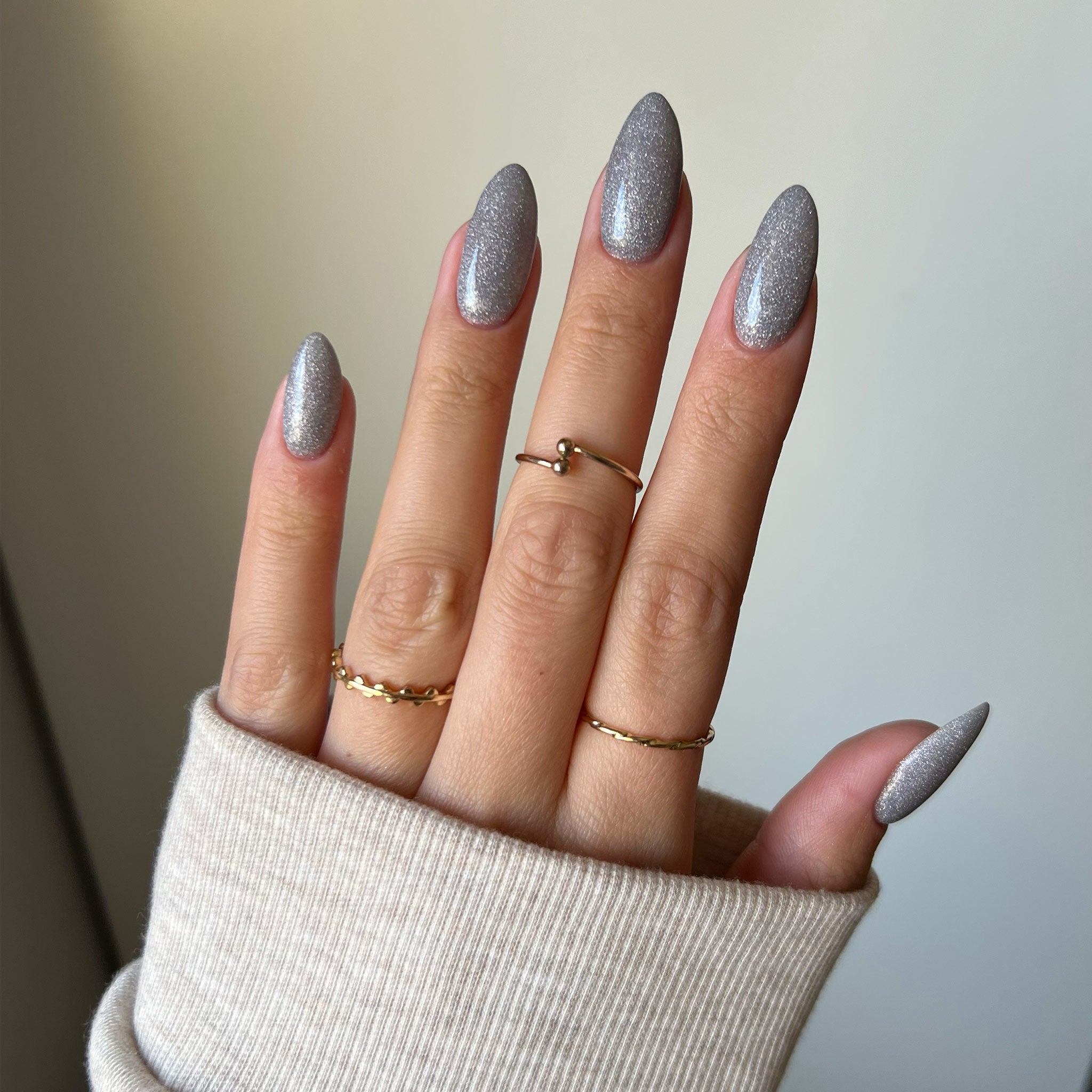 Naglar med superfina silverglitter nageldipppulver och gellack, perfekt för nageltrender 2024 och hållbara naglar hemma. Använd vårt nagelkit och nagelprodukter för en skimrande och glänsande manikyr