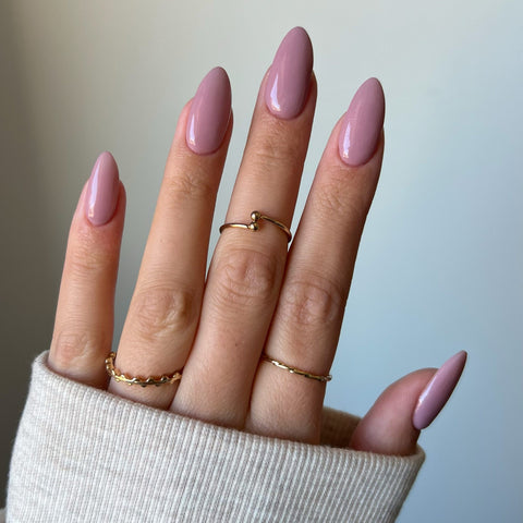 Naglar med superfina silverglitter nageldipppulver och gellack, perfekt för nageltrender 2024 och hållbara naglar hemma. Använd vårt nagelkit och nagelprodukter för en skimrande och glänsande manikyr