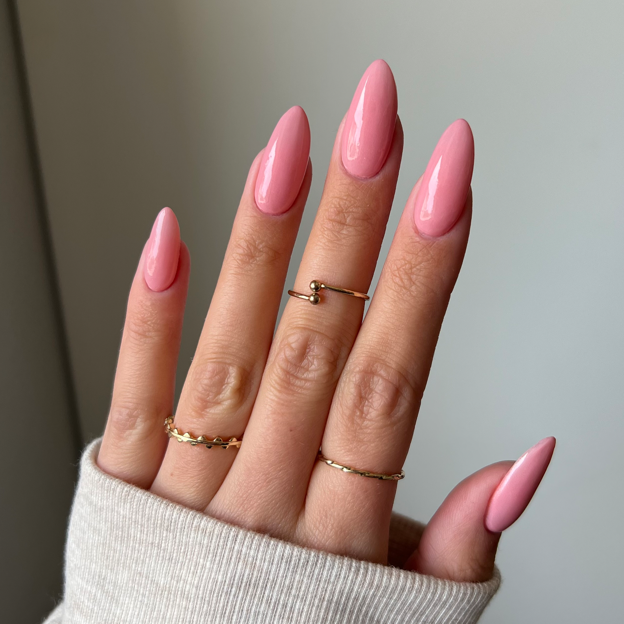 Naglar målade med nude-rosa nagellack, inspiration för hållbara naglar hemma och följa nageltrender 2024.