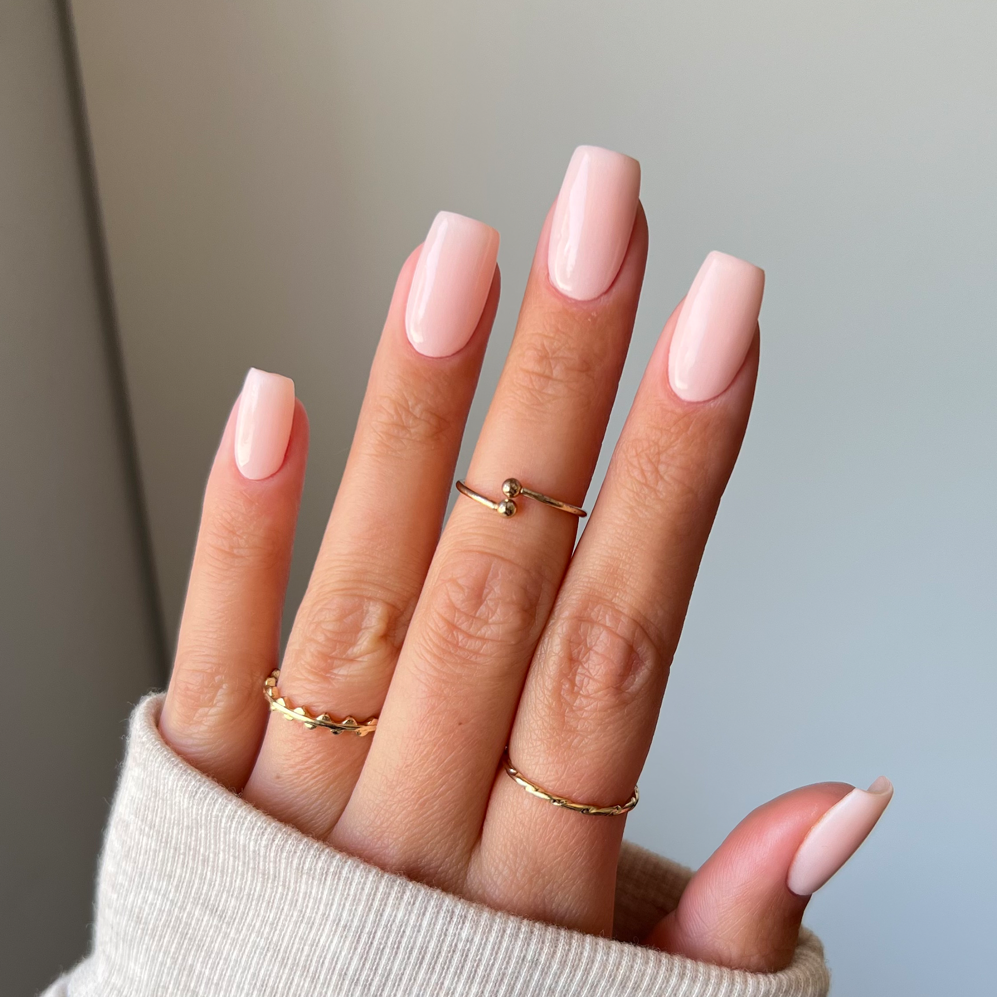 Naglar med tidlös neutral rosa nagellack, inspiration för hållbara naglar hemma och nageltrender 2024.