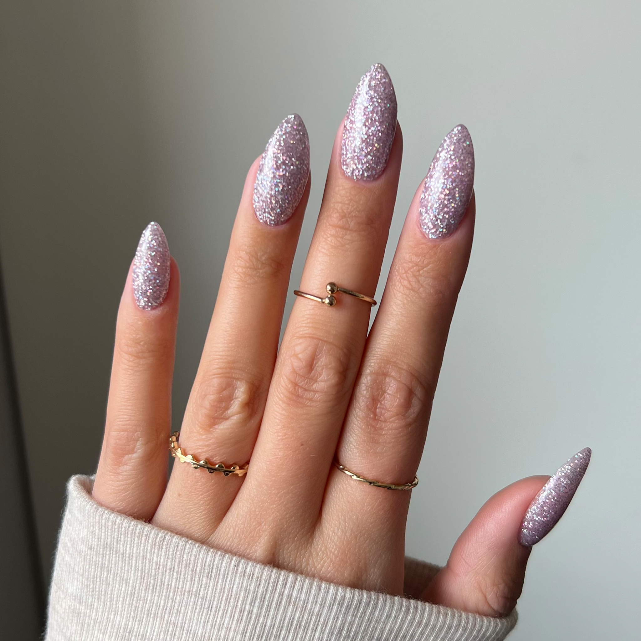 Naglar med silvrigt glitterpulver, perfekt för nageltrender 2024 och hållbara naglar hemma. Använd vårt nagelkit och nagelprodukter för att lägga till glitter på vilken nyans som helst