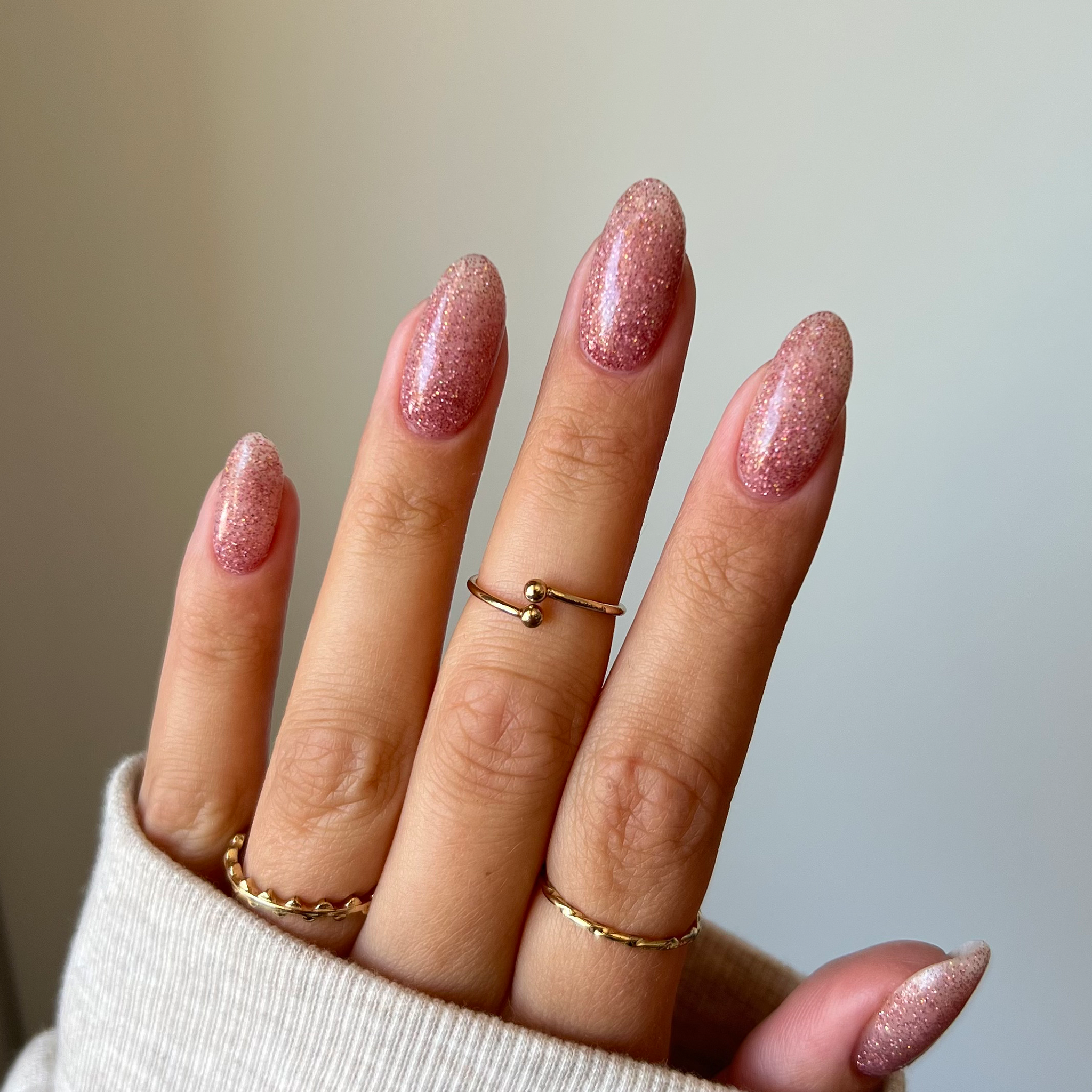 Naglar med Embers brons-glitterpulver, perfekt för nageltrender 2024 och hållbara naglar hemma. Använd vårt nagelkit och nagelprodukter för en glittrande och eldigt skimrande manikyr