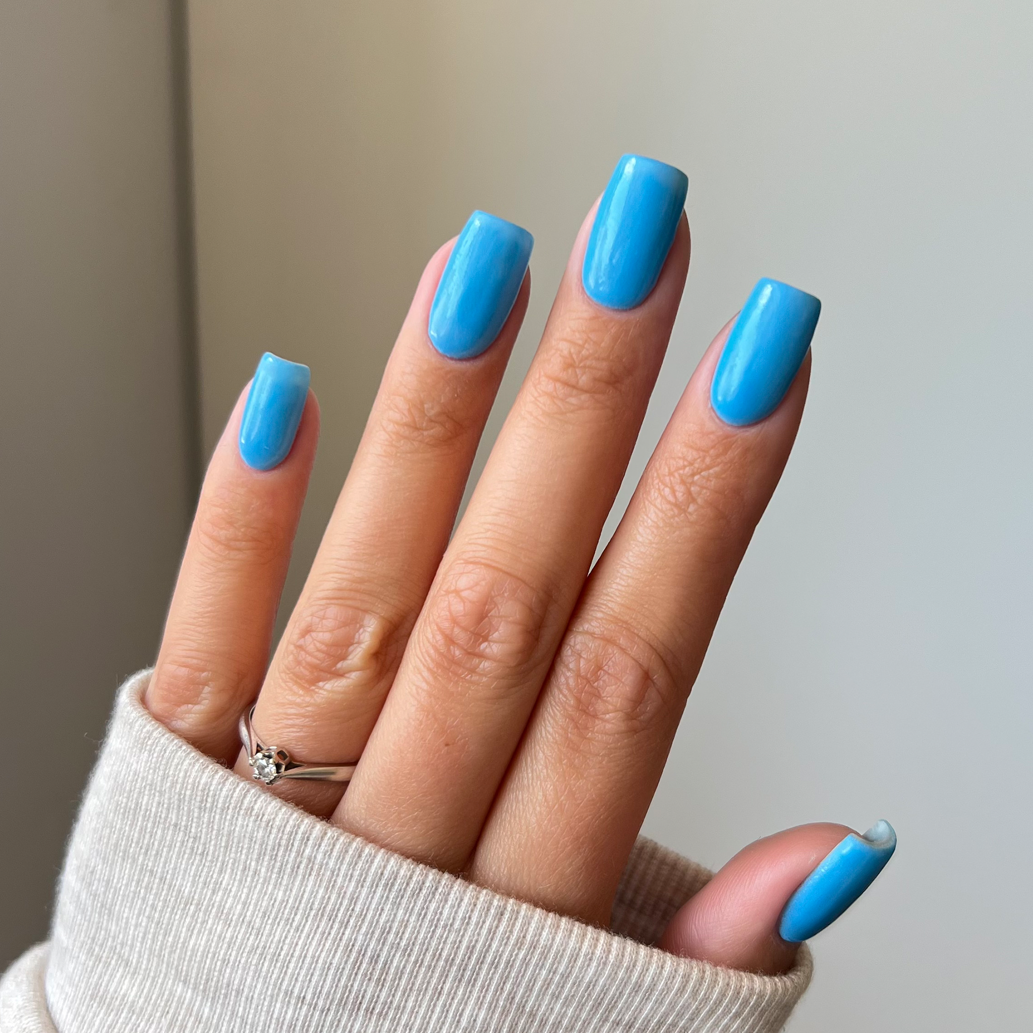 Närbild av sassy ljusblå pastell nagellack för naglar hemma och nageltrender 2024. Idealisk för hållbara naglar med nagelkit och gellack, chic och rolig nyans