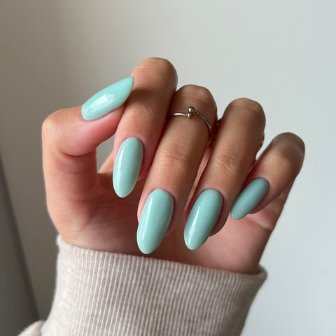 Naglar med Just Friends pastellmint nagellack, perfekt för nageltrender 2024 och hållbara naglar hemma. Använd vårt nagelkit och nagelprodukter för att skapa din egen stil med andra pastellnyanser