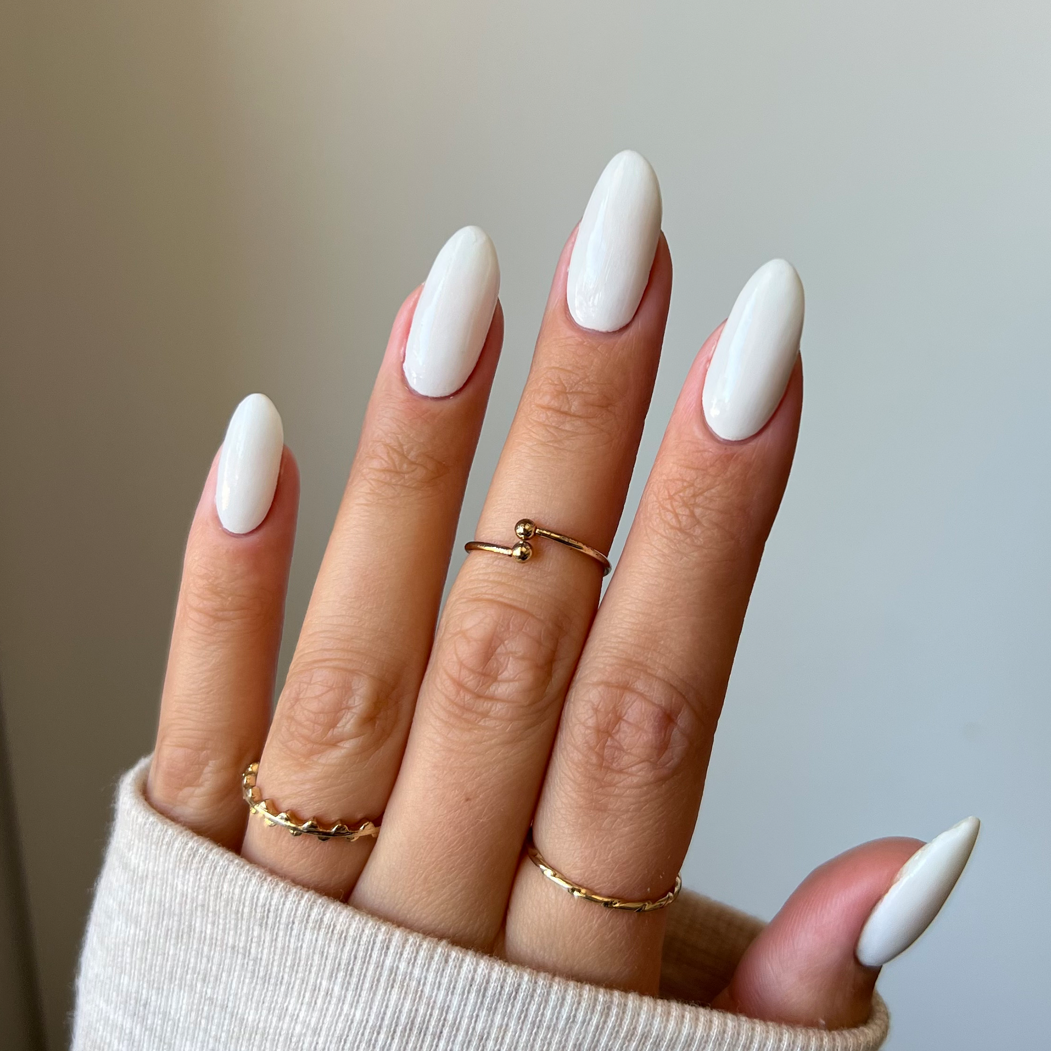 Naglar med Pillow Talk ren vit nagellack, perfekt för nageltrender 2024 och hållbara naglar hemma. Använd vårt nagelkit och nagelprodukter för en elegant och mångsidig look